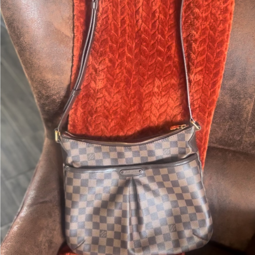 Authentic Louis Vuitton Bloomsbury crossbody.